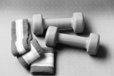 Şekillendirme ve fitness. Barbell yakınındaki beyaz ve yeşil el grubu