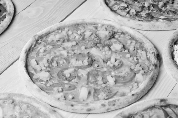 Концепция ресторана быстрого питания. Пряная пицца для итальянского меню — стоковое фото