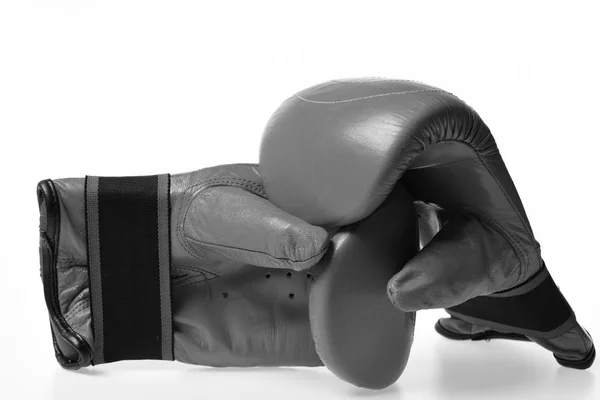 Spor ve dövüş sanatları konsepti. Kırmızı renkli boks eldivenleri. — Stok fotoğraf