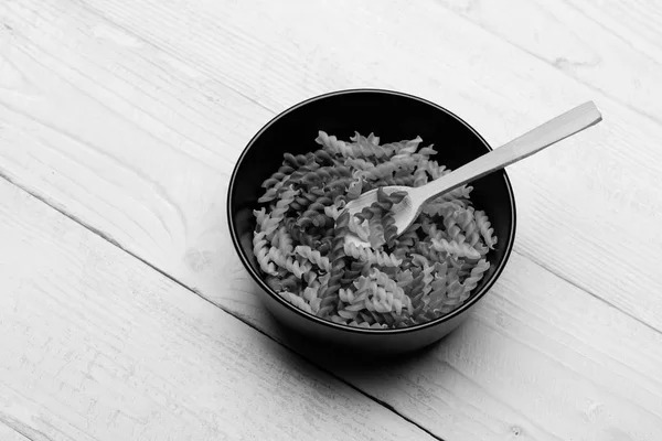 Köstliche bunte italienische Pasta in Balck Keramikteller — Stockfoto