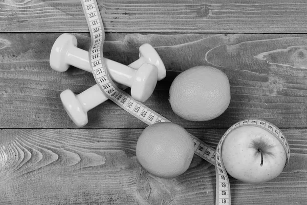 Concepto de cintura delgada, peso de mancuernas con cinta métrica, fruta — Foto de Stock