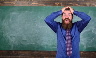 Adam öğretmen veya eğitimci tutun kafa kara tahta arka plan sakallı. Davranış ve tavırları dikkat. Öğretmen ahlak ipuçları modern eğitim profesyonel. Öğretmen profesyonel olmayan davranır