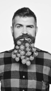 Flört eden çiftçi ağzında domatesler tutuyor.