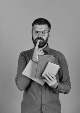 Adam sakal ve Kitaplar. Mavi renkli Notebook