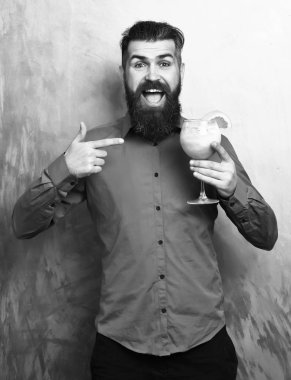 tropikal alkollü taze kokteyl ile turuncu parça altın doku arka plan üzerinde tutarak. Acımasız beyaz hipster tropikal alkollü taze kokteyl holding