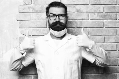 Tıp kavramı. Sakallı acımasız beyaz doktor veya lisansüstü öğrencinin eldiven