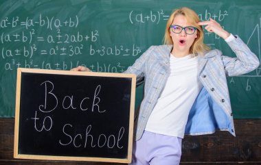 Kadın öğretmen blackboard kara tahta arka plan üzerinde okul yazıt için geri tutar. Özel indirim indirim Satılık okul sezonu. Okula geri özel teklif. Sansasyonel eğitim promosyonu için geçerli olan