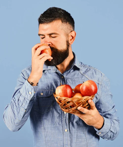 Αγρότης με ονειρεμένο πρόσωπο μυρίζει κόκκινα μήλα — Φωτογραφία Αρχείου