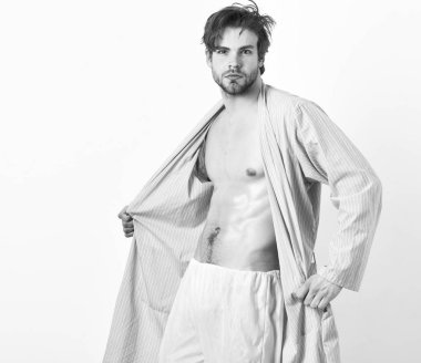 Gövde ile adam ve altı paketleri içinde mavi bornoz uygun. Beyaz zemin üzerine mavi bornoz sakallı.