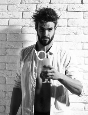 Yakışıklı, sakallı, maço, seksi adam.