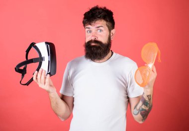 Sanal gerçeklik kulaklık ve kırmızı zemin üzerine çok güneş gözlüğü sakallı adam hippi. Gerçeklik ve Vr. alternatif gerçeklik arasında seçim. Adam ne tercih gerçek veya sanal karar