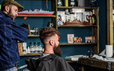 İstemci ve profesyonel master sonuç veya saç kesimi kontrol. Hipster istemci yeni saç kesimi var. Sakallı adam aynaya, berber arka plan seyir ile berber. Saç kesimi kavramı. Kuaför stil oluşturma tamamlandı