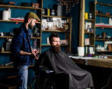 Styling saç tarak ve kesme makinesi ile sakallı istemcisinin berber. Hipster istemci Başlarken saç kesimi. Saç kesimi kavramı. Kuaför saç kesme makinesi ile saç modeli sakallı, berber arka plan için çalışır