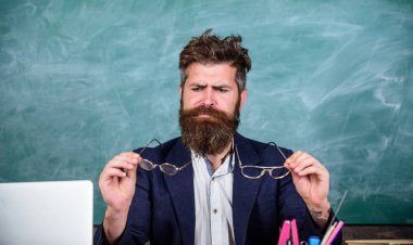 İyi vizyon tutmak için uygun gözlük seçmeniz gerekir. Göz bakımı ve sağlık. Gözlük Bakımı göz sağlığı hakkında sakallı öğretmen. Göz ve görme ile dizüstü bilgisayar ve kitap nedenleri sorunları olan çalışması