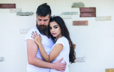 İhale sarılmak. Aşık çift her diğer romantik tarih tadını çıkarın. Aşk romantik tarih sarılma içinde çift duvar arka plan açık havada ışık. Sakallı adam ve kız hugs ya da cuddling. Senin kucak hissetmek çok güzel.