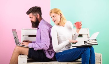 Yeni teknoloji deneyin. Kullanılan yeni teknolojiler elde edemezsiniz. Saat değişikliği eski alışkanlıklar. Eski modern karşı moda eski karşı yeni. Adam iş kullanımı modern şık laptop ve kadın iş retro daktilo