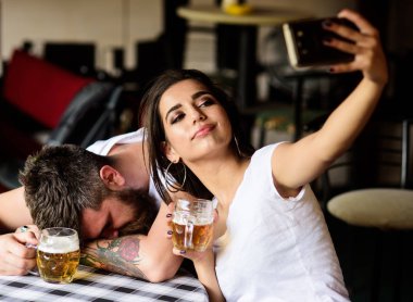 Büyük olay hatırlamak selfie al. O onun için çok zayıf görünüyor. Sarhoş arkadaşım dalga kadın. Adam sarhoş düşmek uykuda tablo ve tam bira Bardagı kızla. Selfie fotoğraf sarhoş erkek alarak kız