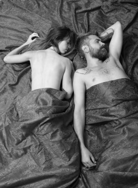 Sakal ve sakin yüz uyku yatakta, en iyi görünüm güzel bayan ile olan adam. Bordo sayfalardaki aşık çift. Erkek ve kadın