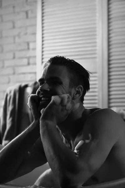 Człowiek z broda spoczywa szczęśliwy twarz na ręce. Macho siedząc nago w wannie odpoczynku szczęśliwy twarz na ręce — Zdjęcie stockowe