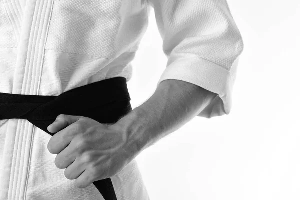 Karate japonés y concepto deportivo. Chico posa en kimono blanco con cinturón negro, de cerca . — Foto de Stock