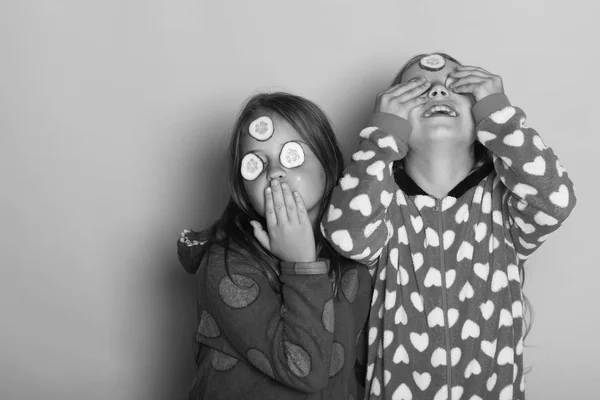 Kinder posieren auf rosa Hintergrund. Kindheit, Freundschaft und Glück — Stockfoto