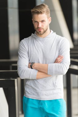 Spor onun yaşam tarzı. Adam sakallı ve çekici görünümü ile ilgili umurunda değil. Kıl ciddi yüz egzersiz kentsel arka plana hazır olan adam. Adam sakal tutmak vücut iyi durumda sağlıklı yaşam tarzı