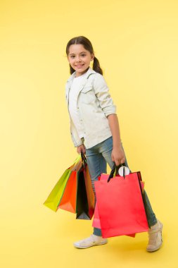 Geri okul satış ve fırsatlar için. Okula geri sezon bütçeleme öğretmek için büyük zaman temelleri çocuk. Kız alışveriş torbaları taşır. Okul sezonu satın malzemeleri Kırtasiye kıyafetleri için önceden hazırlama