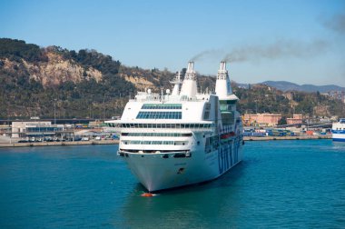 Barselona, İspanya, 30 Mart 2016: cruise gemisi Gnv Rhapsody Genova Harbor. Cruise Gemi hedef gezisi. Yaz tatili ve tatil. Deniz yoluyla yolcu gemisinde seyahat. Büyük yolcu gemisi
