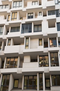 Bina cephe ile pencere eşiği. Daireli ev veya konut gayrimenkul. Modern mimari ve yapı. Stil ve tasarım. Barcelona evleri