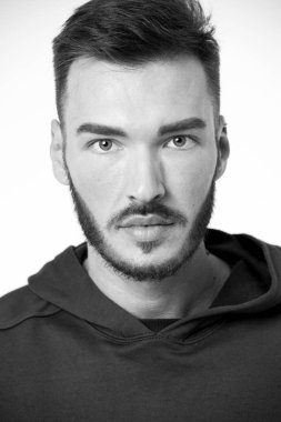 Kuaför kavramı. Kuaför dükkanı şık sakallı sakallı adam. Kuaför ve saç salonu. Seni, siyah ve beyaz düşünen bir kuaför salonu