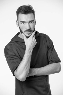 Damat kavramı. Adam dokunmatik sakal tıraşsız yüzündeki damat. Saç ve sakal damat. Damat, siyah ve beyaz vakti