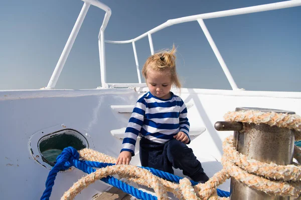 Viaje no conceito de verão. Pequena criança viajar em navio no verão. O menino viaja por mar. Férias de verão e viagens. Férias de verão . — Fotografia de Stock