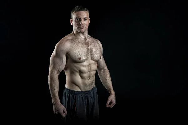 Perfektion pur. Mann Bodybuilder posiert mit angespannten Muskeln auf schwarzem Hintergrund. Bodybuilder erreichte beste Form für Muskeln. Meisterschaftsreif. Bodybuilder perfekten muskulösen Körper, kopieren Raum — Stockfoto