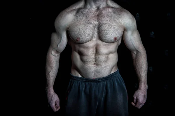 Perfekter Look. Oberkörper mit Sixpacks sieht auf schwarzem Hintergrund attraktiv aus. Der muskulöse Oberkörper mit riesigen Muskeln ist das Ergebnis kräftezehrenden Trainings und richtiger Ernährung. muskulöse Oberkörperspitzen erreichen — Stockfoto