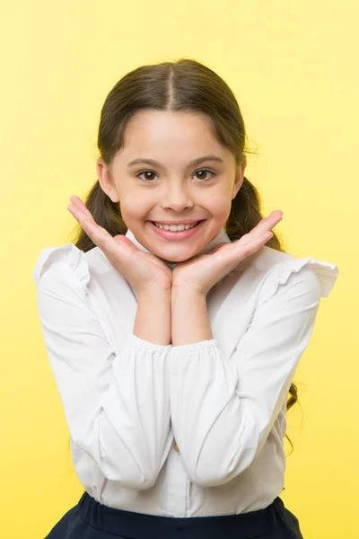 Een perfecte glimlach. Meisje blij demonstreert haar perfecte glimlach gele achtergrond. Schoolmeisje kan niet wachten om terug naar school te gaan. Wachten op september. Leerling enthousiast over terug naar school — Stockfoto