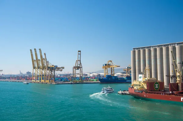 Barcelona, spanien - 30. märz 2016: seehafen bei blauem himmel. Containerhafen. Handel und Gewerbe. geschäftsversand und versand in barcelona, spanien. Fernweh und Reisen nach Spanien, Barcelona — Stockfoto