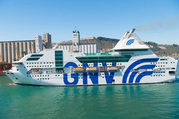 Barcelone, Espagne - 30 mars 2016 : navire à passagers GNV Rhapsody Genova dans le port maritime. Destination de croisière et voyage en bateau. Vacances d'été et envie de vagabonder. découverte du voyage en bateau. Voyager en bateau — Photo