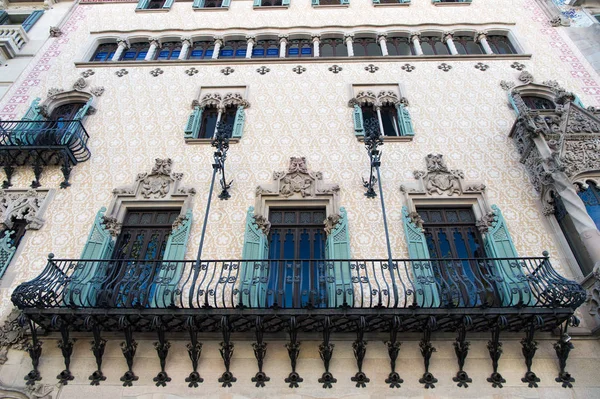 Barcelona, España - 30 de marzo de 2016: balcón en la fachada del edificio Casa Amatller. Arquitectura y estilo modernista. Estructura y diseño. Monumento y visitas turísticas. Vacaciones de verano y ansia de viajar — Foto de Stock