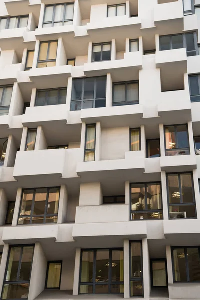 건물 외관 창. 아파트 또는 주거 부동산입니다. 현대 건축과 구조 스타일과 디자인입니다. 바르셀로나 하우스 — 스톡 사진