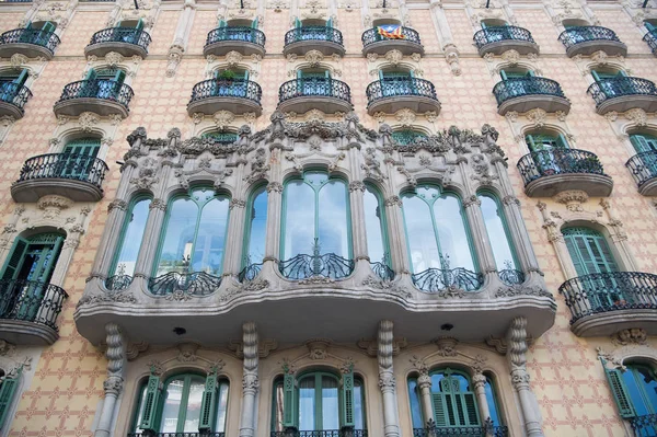 Fachada del edificio Casa Ramos. Arquitectura y estilo modernista. Diseño y estructura de Barcelona. Monumento y turismo de Barcelona blanco viajando de vacaciones — Foto de Stock