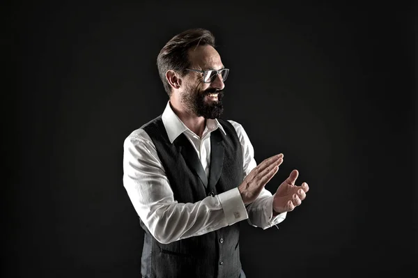 Bravi applausi. Uomo ben curato elegante abito formale applaudire mani approvando qualcosa di sfondo nero. Uomo d'affari entusiasta di applausi per il progetto aziendale. Forte applauso al geniale business speaker — Foto Stock