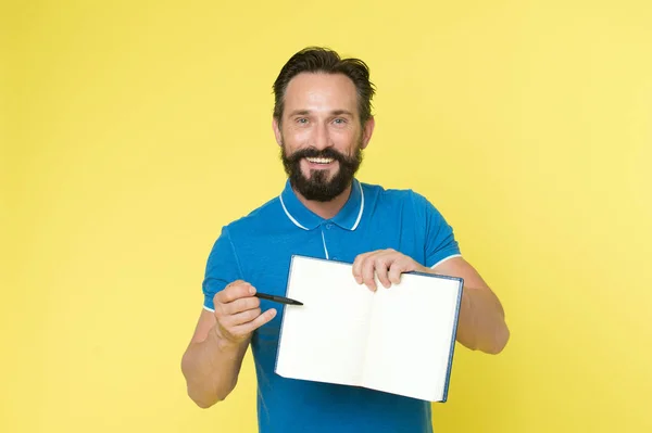 Können Sie hier bitte unterschreiben. Fähigkeiten im Zeitmanagement. Man Planung Zeitplan halten Notizblock. Mann bärtigen Manager glücklich lächelndes Gesicht. erfolgreiche Mann Planung Zeitplan Besprechung, Kopierraum — Stockfoto