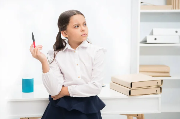 Déjeme pensar. Niña niña lleva uniforme escolar de pie con recordar la expresión de la cara. Colegiala niño inteligente se ve fondo interior blanco reflexivo. Chica tratar de recordar su conocimiento — Foto de Stock