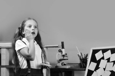 Çocukluk ve çalışma zaman kavramı. Resepsiyon, mikroskop ve Kırtasiye ile onun sınıfta kız