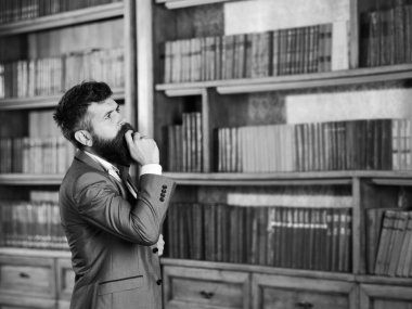 Meraklı adam seçerek kitap