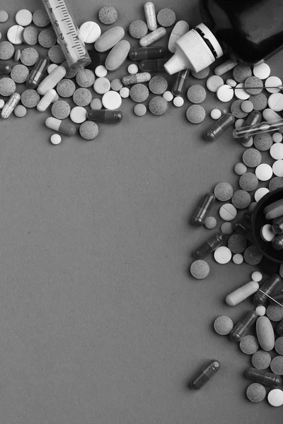 Медицина та концепція мистецтва. Рамка з таблеток і капсул, покладена в кут . — стокове фото