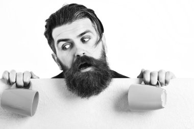 Stüdyo arka plan, sakallı acımasız beyaz hipster kağıt levha ve su bardağı ile renkli bardak