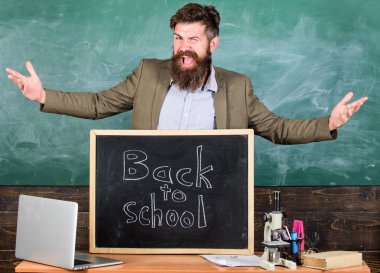 Öğretmen deneyimli eğitimci çalışma başlar ve eğitim almak için yeni Kaydolanların ağırlamaktadır. Bilgi günü kutlamak. Okula hoş geldiniz. Okul için öğretmen veya eğitimci memnuniyetle yazıt