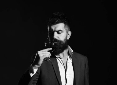 Sommelier zümrüt arka plan üzerinde sakallı. Ciddi yüz pahalı cabernet şarap tadımı ile uzman