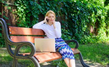 Kız sit tezgah notebook arama telefon ile. Sanal alışverişte kurtarmak senin zaman. Teknolojileri hayat kolaylaşır. Kadın dizüstü park WorldBlade öğeleri sipariş. Kız almak avantaj sanal alışveriş